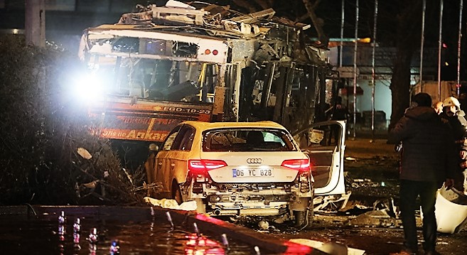 - Ankara-une-voiture piégée-fait-au-moins-27-morts-et-75-blessés
