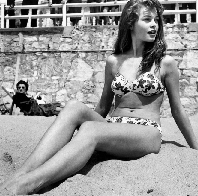 - Brigitte-Bardot-en-1953-Le-bikini-fête-ses-70-ans-son-attrait-continue-à-casser-la-baraque-2017-sera-encore-plus-sexy