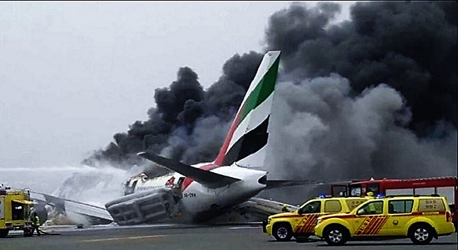 - Accident-d'un-avion-d'Emirates-L'aéroport-de-Dubaï-de-nouveau-opérationnel