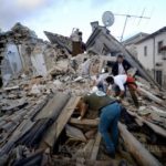 dans-les-decombres-des-maisons-d-amatrice-les-habitants-cherchent-des-survivants-photo-afp-filippo-monteforte-1472014807