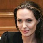 – 1ère-apparition-d’Angelina-Jolie- depuis-son-divorce-toujours-aussi maigre-avec-ses-enfants-et-sans-alliance