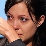 – 1ère-apparition-d’Angelina-Jolie- depuis-son-divorce-toujours-aussi maigre-avec-ses-enfants-et-sans-alliance-400