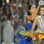 – Sacrée-Miss-Univers-2017-Iris-Mittenaere-Miss-France-2016-compte-faire-la-promotion-de-l’hygiène-bucco-dentaire-00