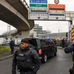 – Alerte-terroriste-à-l’Aéroport-d’Orly-à-Paris-un-homme-abattu-après-avoir-dérobé-l’arme-d’un-militaire-2
