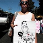 – une-manifestante-tient-une-pancarte-sur-l-avortement-legal-a-san-salvador