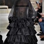 -La-Femme-Fashion-Week-de-Paris-Naomi-Campbel-venait-d’apparaître-seins-nus-dans-une-longue-robe-noire-tout-en-transparence-2b