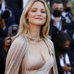 Virginie Efira à couper le souffle en dentelle transparente de la tête aux pieds