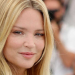 virginie-efira-a-couper-le-souffle-en-dentelle-transparente-de-la-tete-aux-pieds-femme-actuelle-le-mag