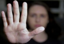 Les programmes de lutte contre la violence envers les femmes sont au bord du gouffre