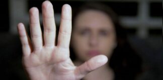 Les programmes de lutte contre la violence envers les femmes sont au bord du gouffre