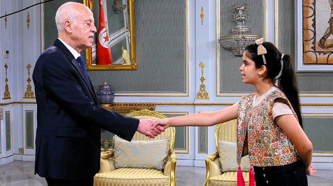 un-rayonnement-tunisien-a-dubai-le-president-kais-saied-rend-hommage-aux-championnes-bissan-et-bilsan-kouka-laureates-du-9e-defi-de-la-lecture-arabe-02